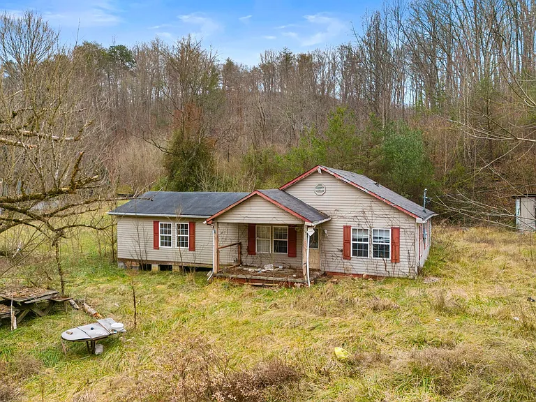 Quiet Rogersville Living Surrounded by Nature and Privacy
