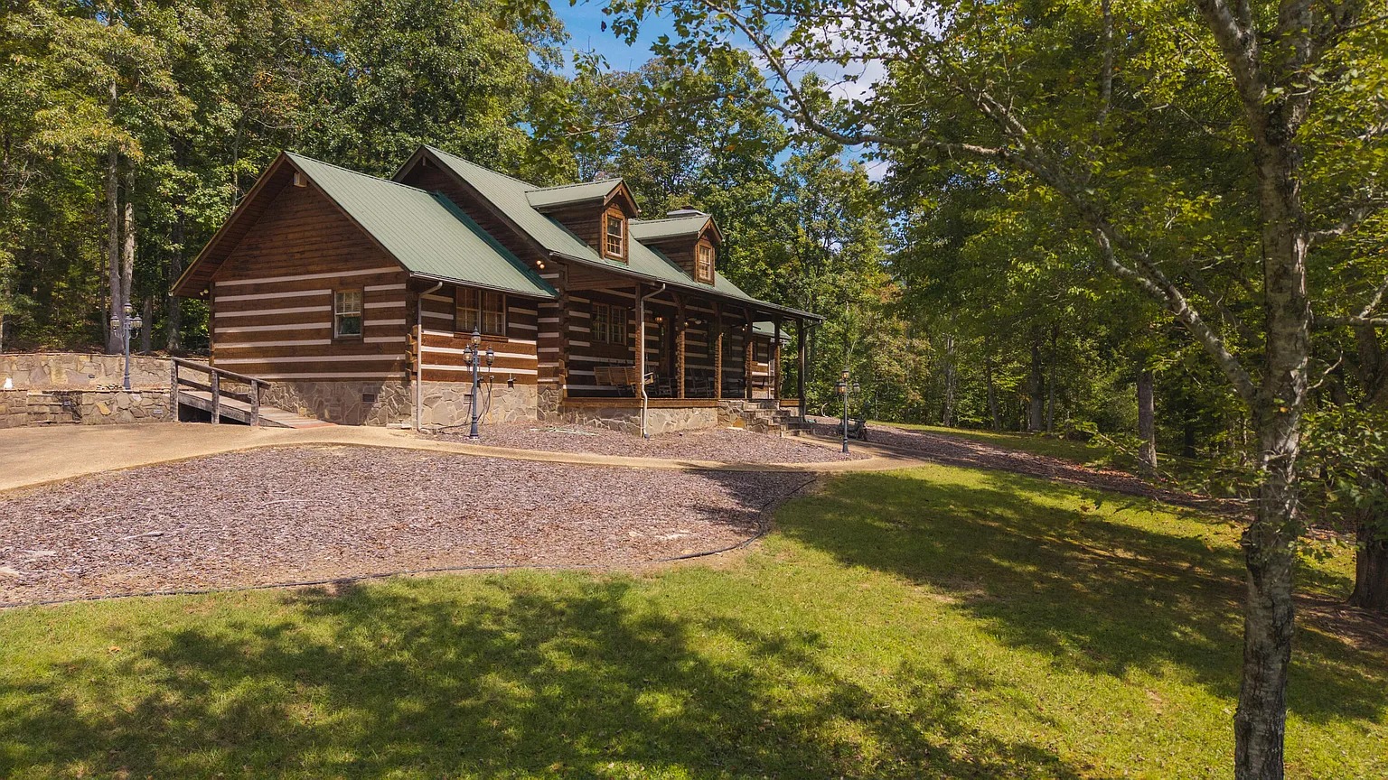 Luxury Brooks Lodge on 588 Scenic Acres – Mooresburg, TN