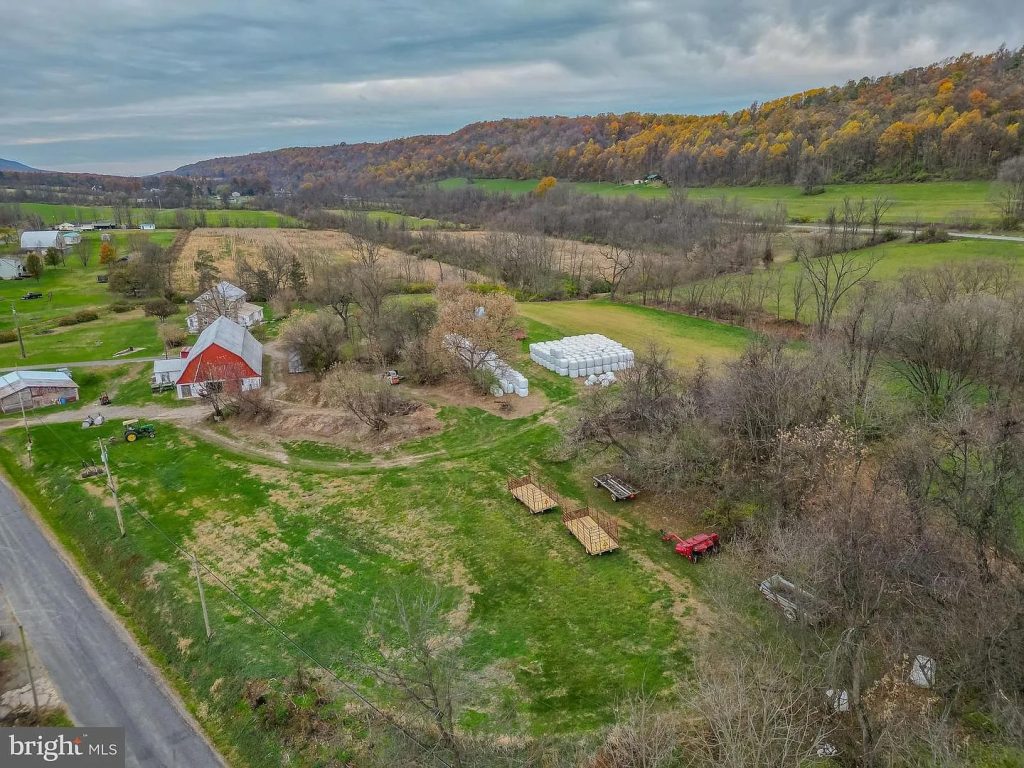 Charming Country Farmhouse in Beaver Springs