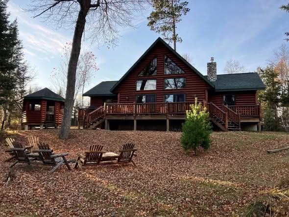Northwoods Lakefront Log Home Retreat