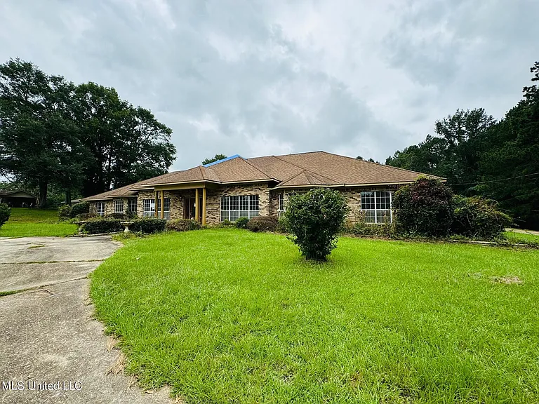Charming Brick Home with a Private Pool in Brookhaven, Mississippi