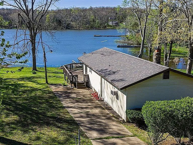 Charming Lakefront Retreat in Perryville, Missouri