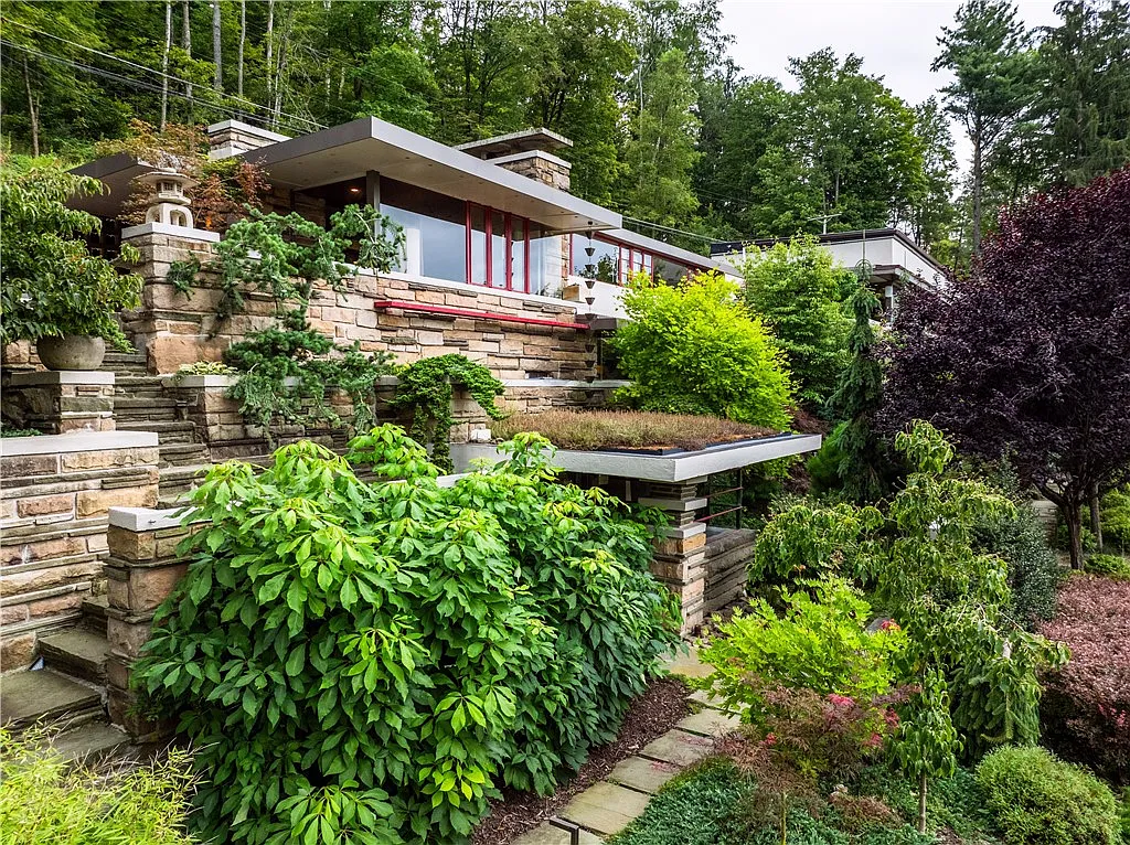 Lynn Hall: A Masterpiece of Organic Modern Architecture