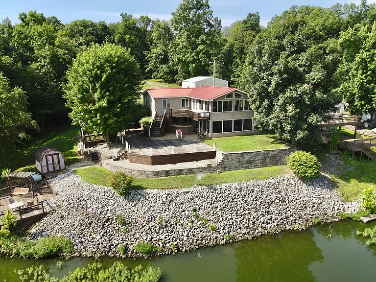 Peaceful Lakefront Retreat in West Frankfort, Illinois