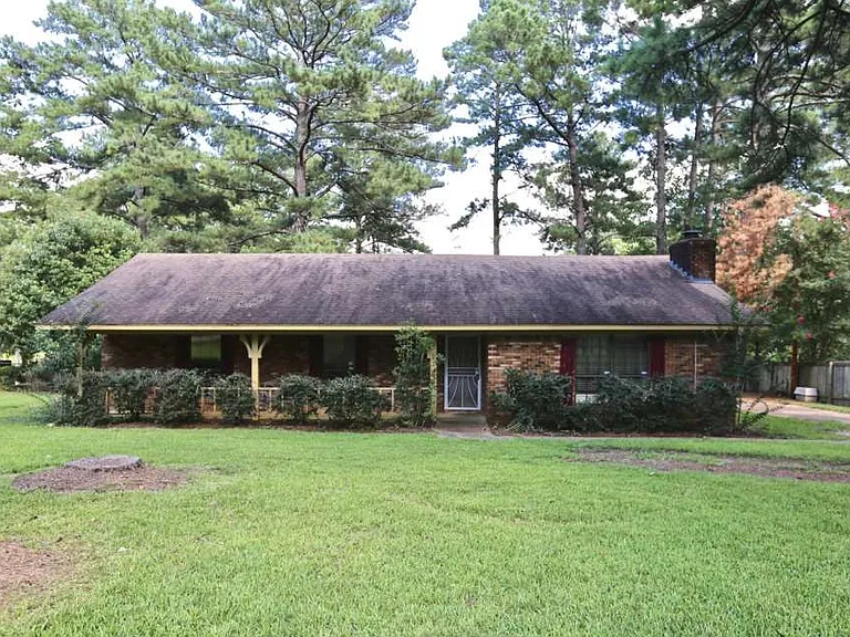 Charming Ranch Home with Pond Views in Jackson, Mississippi