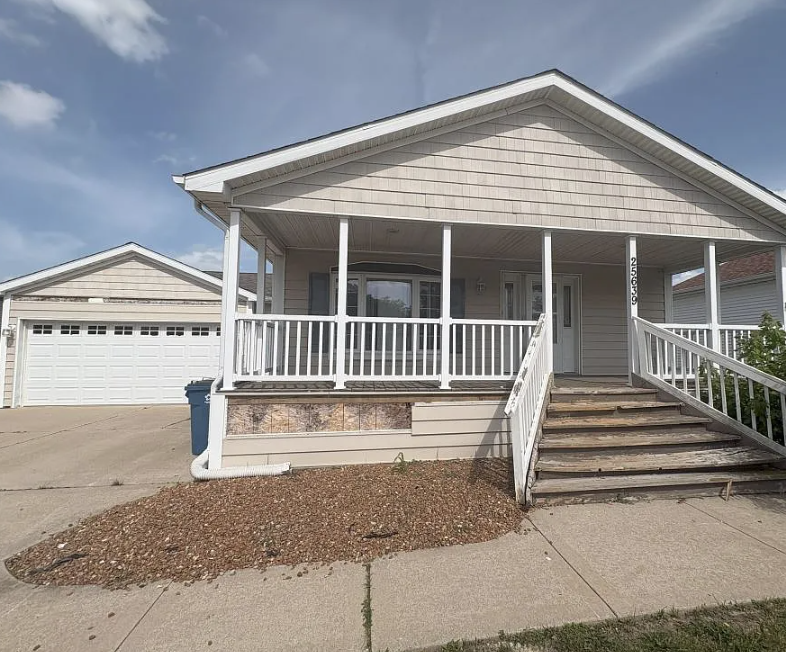 Spacious Golf Home with Renovation Potential in Monee