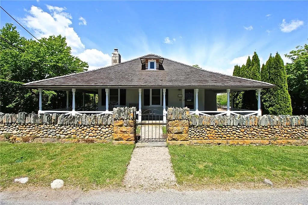 Beautiful Waterfront Retreat on Almy Pond in Newport