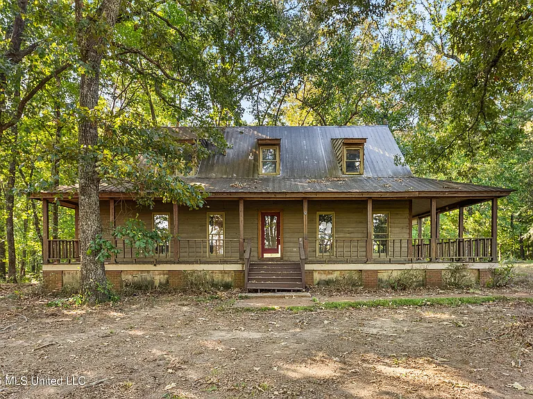 Charming Country Fixer-Upper in Holly Springs, Mississippi