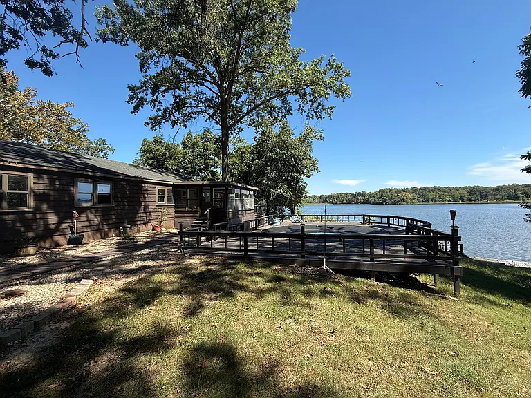 Peaceful Lakefront Retreat with Private Dock in Centralia, Illinois