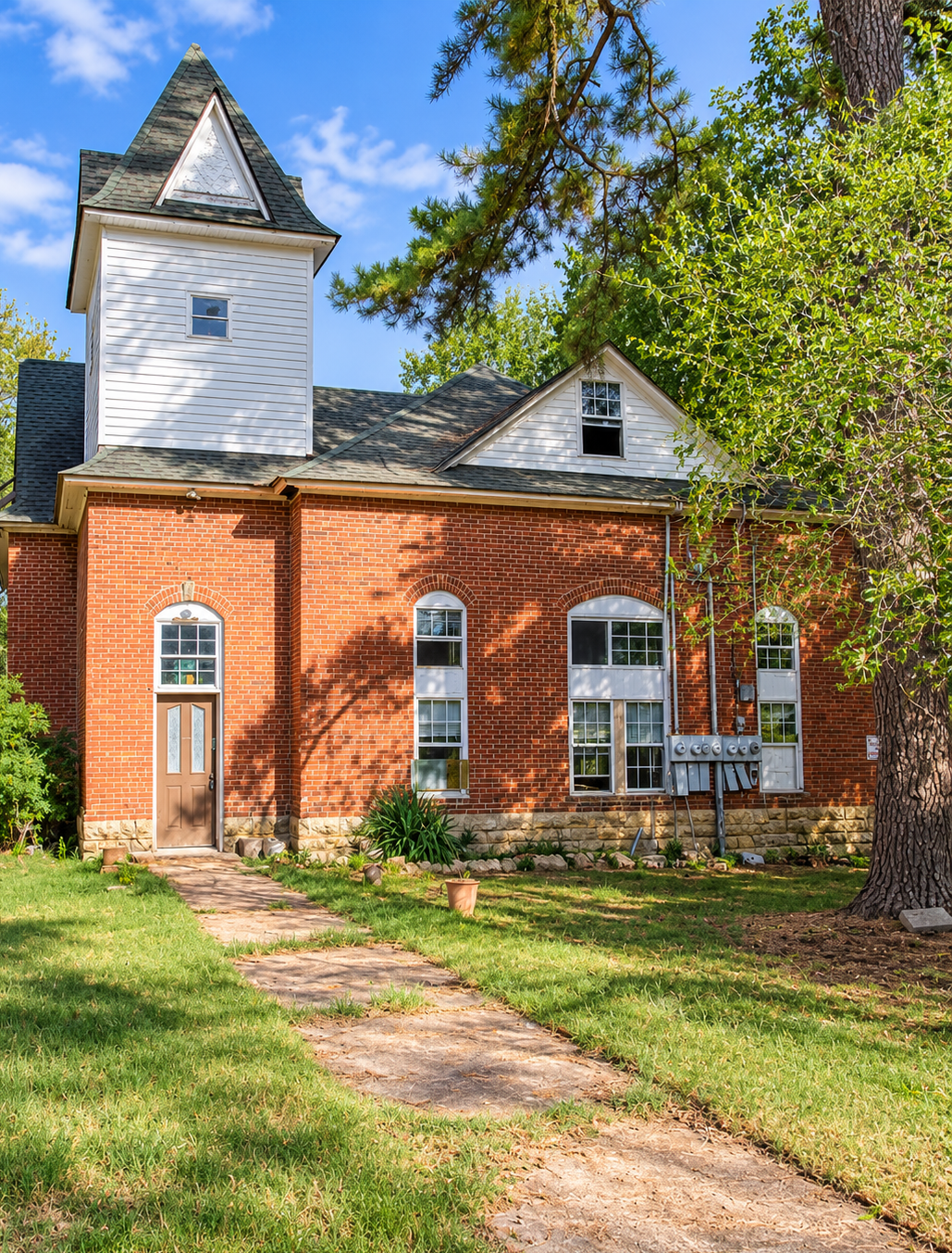 Unique Hartford Property with Spacious Interior and Renovation Potential