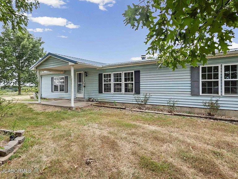 Charming Country Home with Spacious Grounds and Endless Potential in Fulton, Missouri