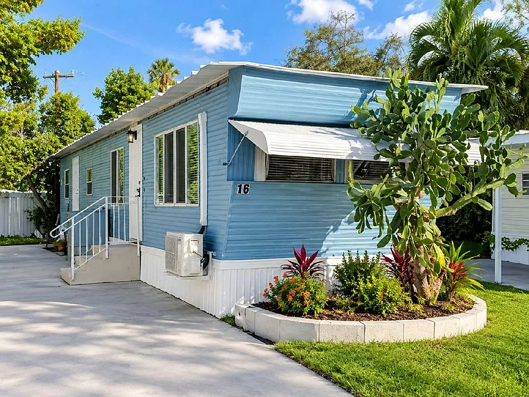 Charming Manufactured Home in a Peaceful Lakeland, Florida