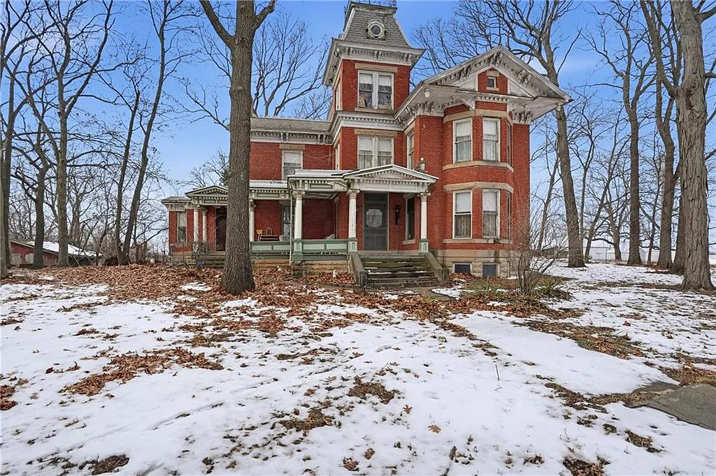 Magnificent 1860 Victorian Mansion in Brunswick, Missouri