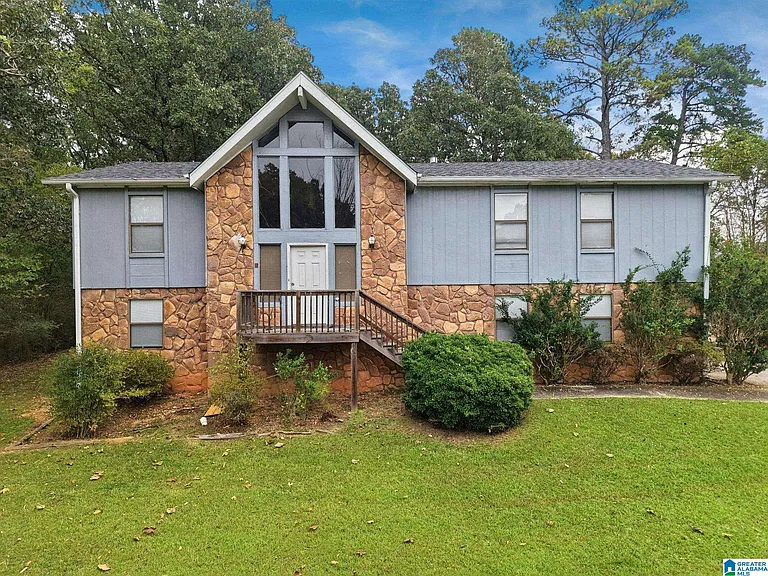 Charming Family Home with Spacious Living Areas in Birmingham, Alabama