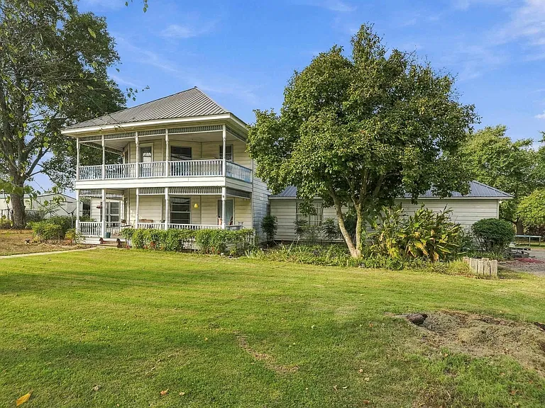 Charming Victorian Country Home with Elegance in Lonoke, Arkansas